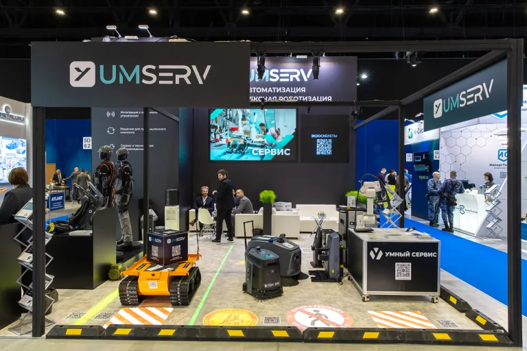 Messestand mit Ausrüstung und Besuchern auf der Metal-Expo 2025.