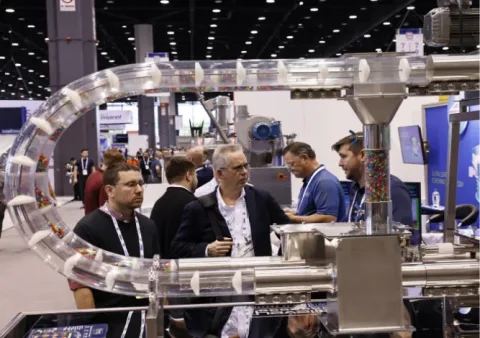 Besucher an einer Anlage der PACK EXPO International