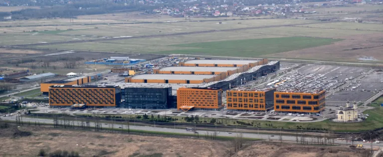 Luftaufnahme des ExpoForum-Komplexes mit dem umliegenden Gelände.
