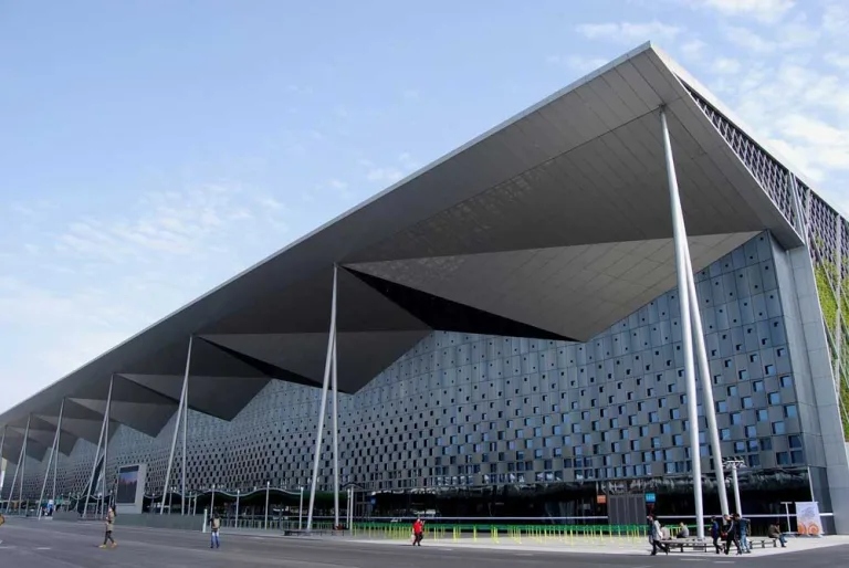 Außenansicht von Shanghai World Expo Exhibition & Convention Center (SWEECC)