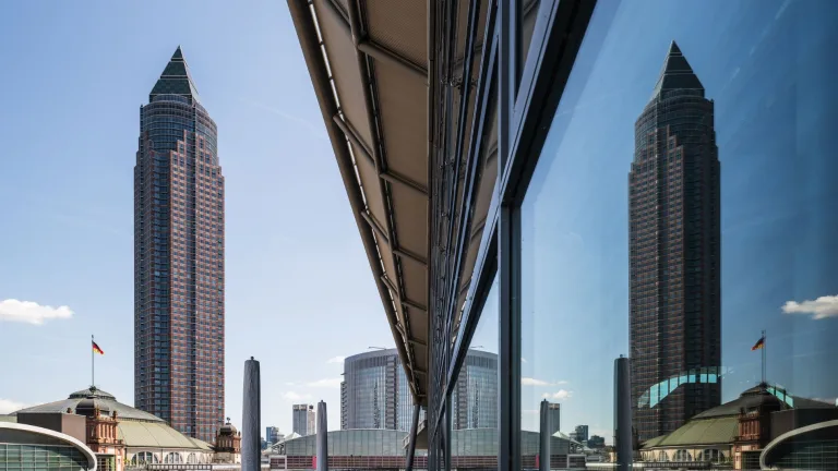 Messegelände Frankfurt mit Messeturm