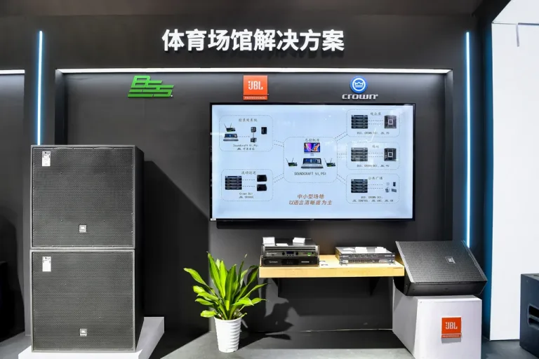 Technik an einem Stand der Prolight + Sound Guangzhou