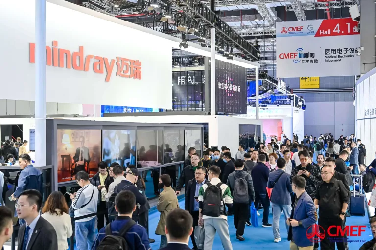 Visiteurs et stands au CMEF