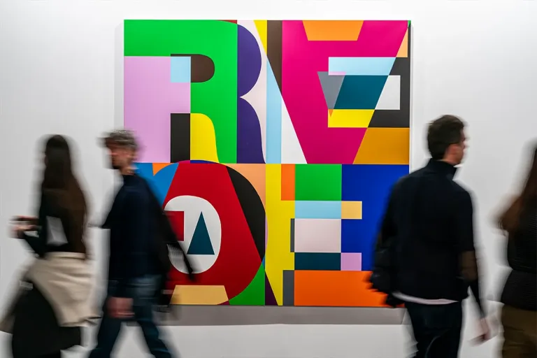Visiteurs devant une œuvre à ARCOmadrid